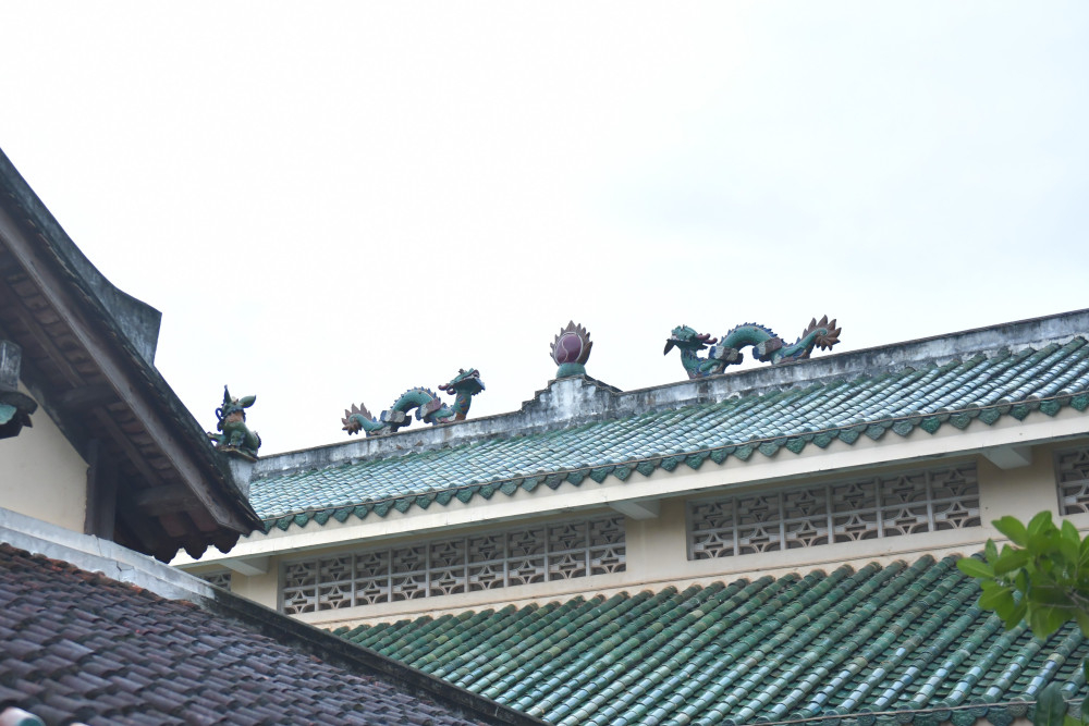 Từ năm 1819 đến 1959, gia tộc Nguyễn Huỳnh thờ ông trong ngôi nhà xưa do Vua Gia Long sai người dựng cách ngôi mộ khoảng 500m. Vào năm 1959, để tiện cho việc thờ cúng, gia tộc đã xây dựng ngôi đền thờ mới này theo kiểu tứ trụ, 2 tầng mái, cửa gỗ trông ra hướng Đông