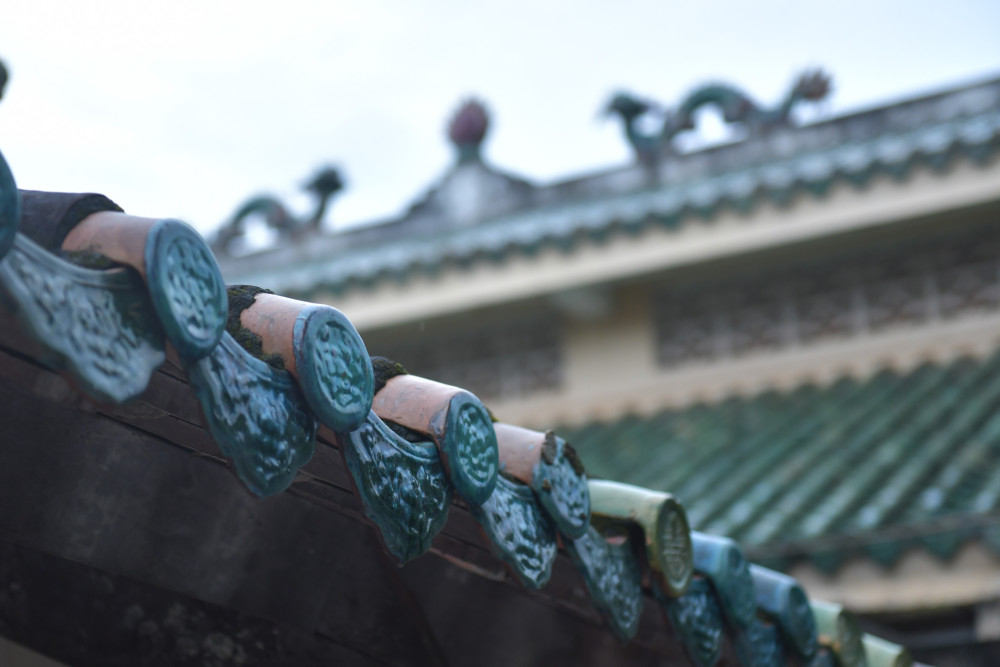 Đền thờ Quận công Nguyễn Huỳnh Đức có lối kiến trúc thời Nguyễn nhưng vẫn mang bản sắc địa phương và đã trở thành điển hình cho lối kiến trúc lăng mộ của tầng lớp quan lại đầu thế kỷ XIX