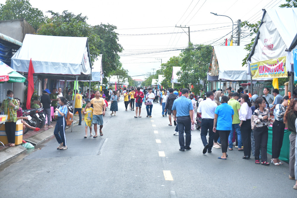 Theo UBND phường Khánh Hậu, lễ Chu Niên lần thứ 206 Quận Công Nguyễn Huỳnh Đức có khoảng hơn 5.000 lượt du khách trong và ngoài tỉnh đến tham dự