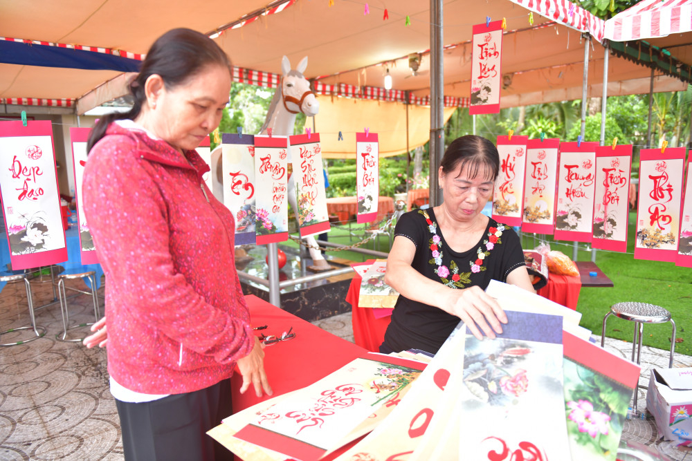 Du khách đến tham dự xin chữ thư pháp trong khuôn viên khu di tích