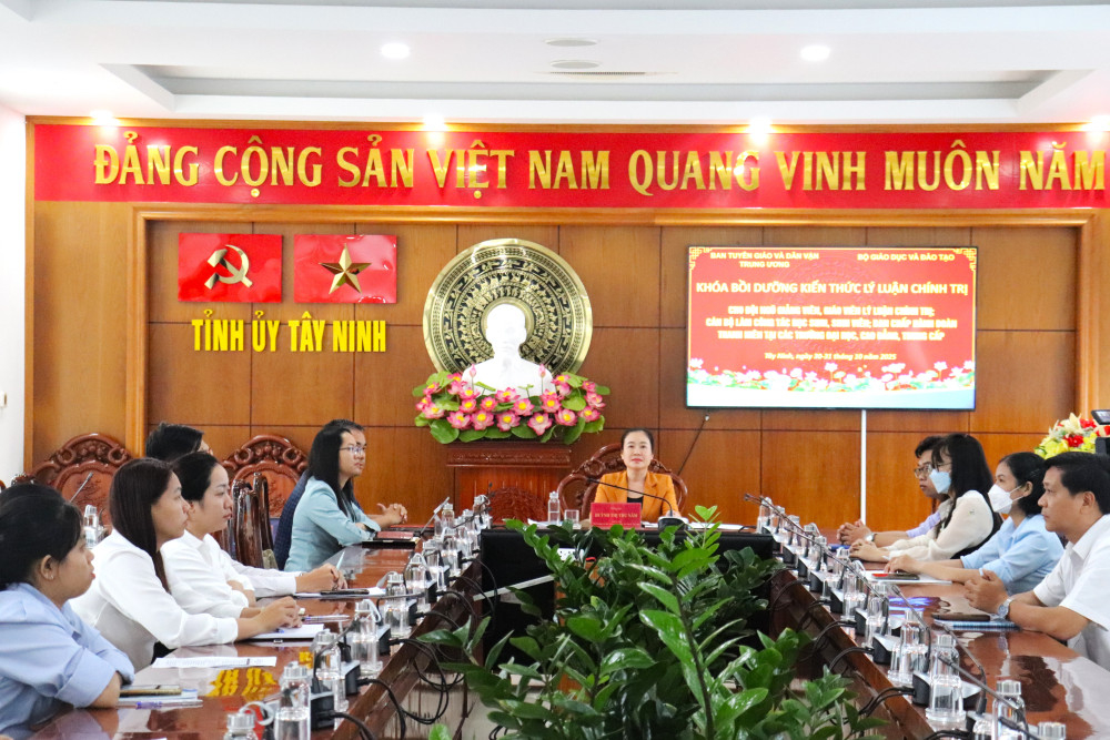 Đại biểu tham dự tại điểm cầu Tây Ninh