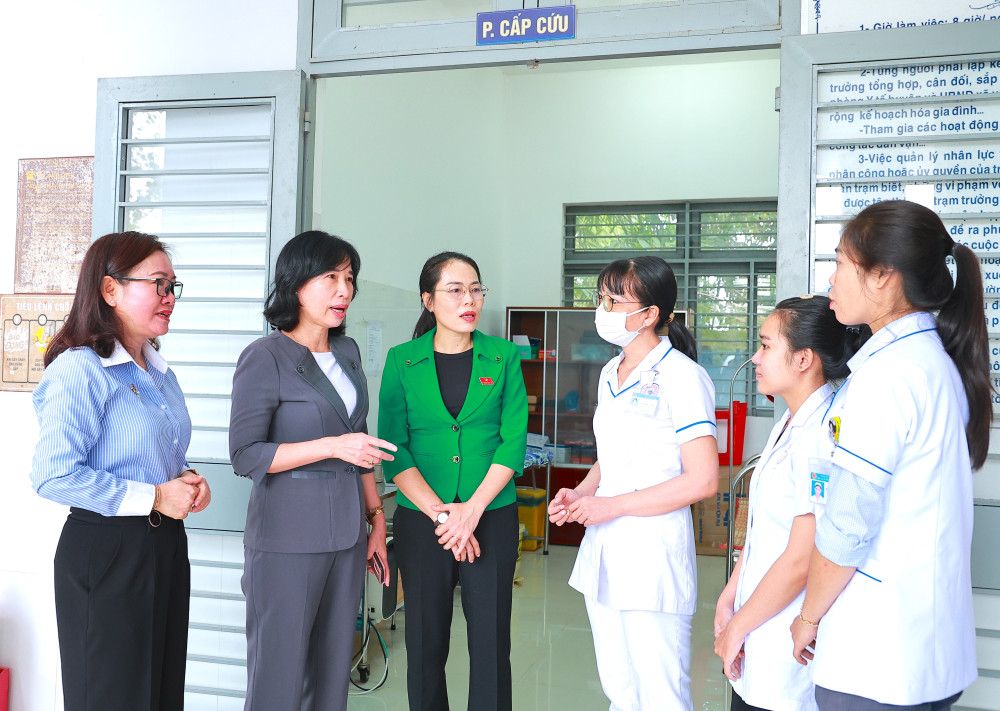 Đoàn khảo sát HĐND tỉnh trao đổi với nhân viên y tế tại Trạm Y tế xã Tân Biên 