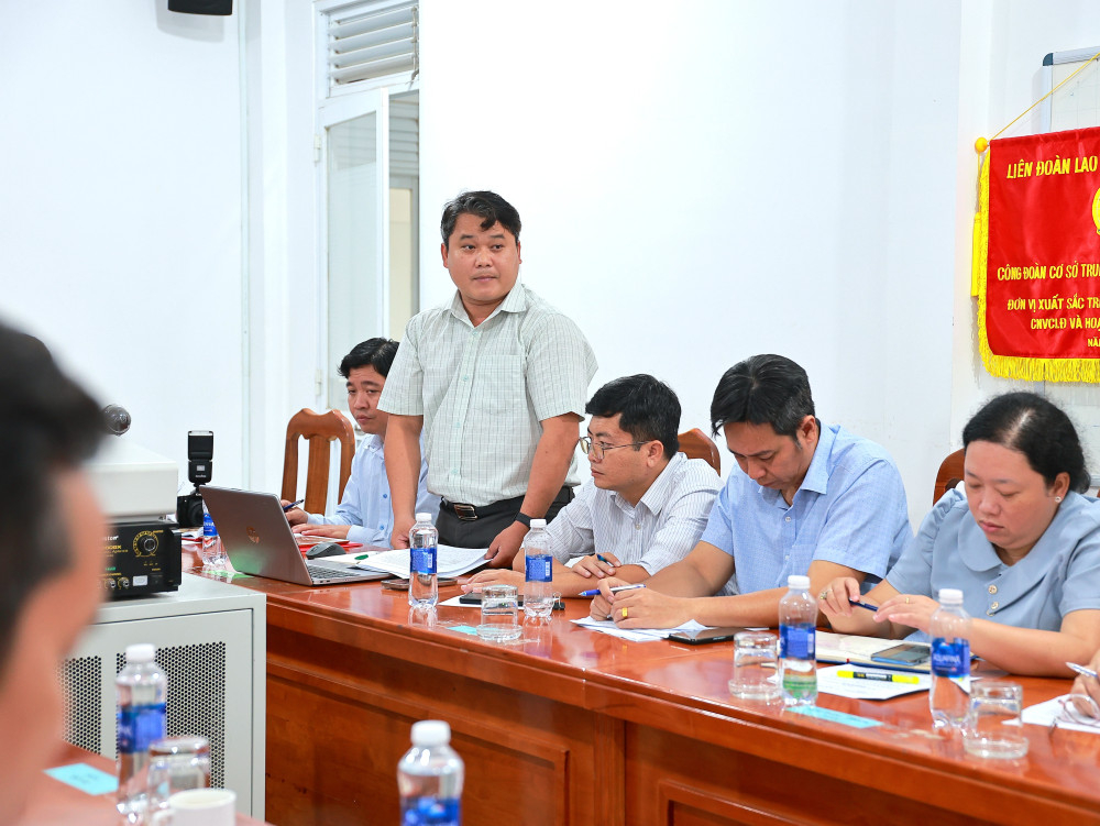 Đại diện Sở Y tế trả lời một số nội dung được thành viên đoàn khảo sát đặt ra