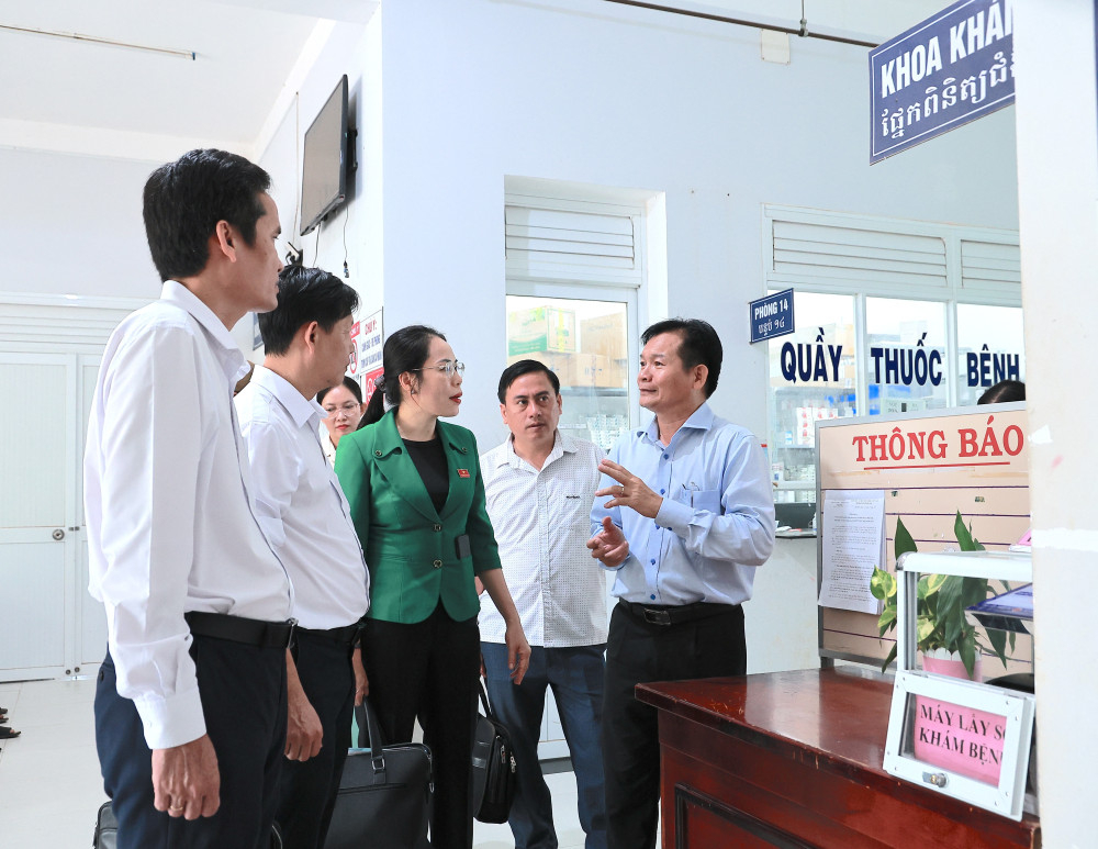 Đoàn khảo sát HĐND tỉnh trao đổi thực tế với lãnh đạo Trung tâm Y tế khu vực Tân Biên 