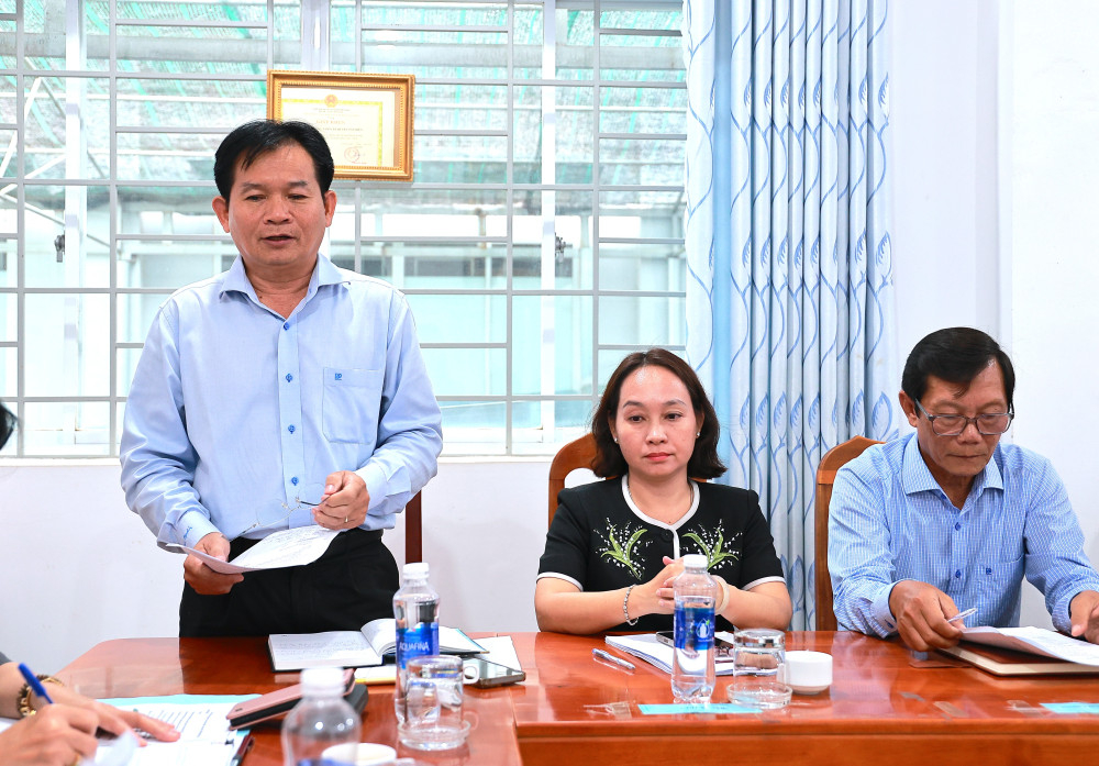 Giám đốc Trung tâm Y tế khu vực Tân Biên Dương Văn Ên báo cáo tại buổi khảo sát