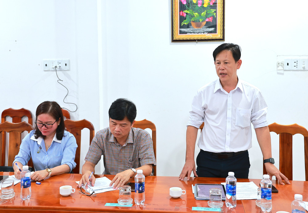 Bí Thư Đảng ủy, Chủ tịch HĐND xã Tân Biên Lê Long Giang kiến nghị một số nội dung tại buổi khảo sát 