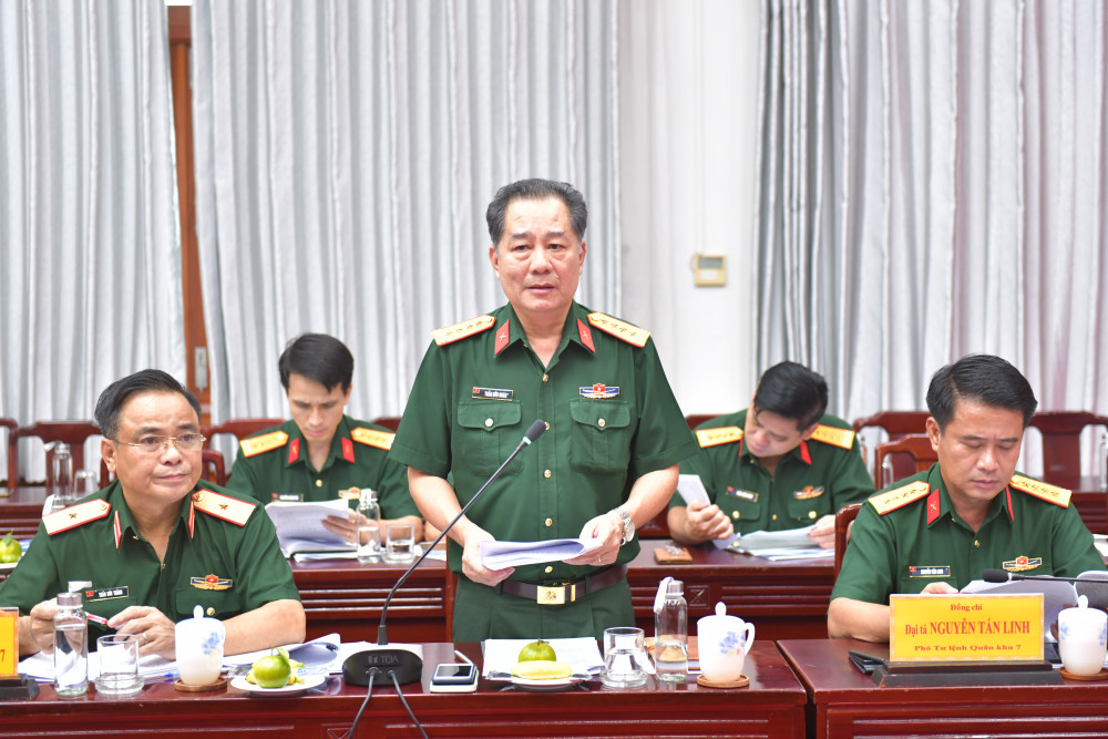 Đại diện lãnh đạo Quân khu 7 báo cáo tình hình thực hiện nhiệm vụ quân sự, quốc phòng của lực lượng vũ trang tỉnh