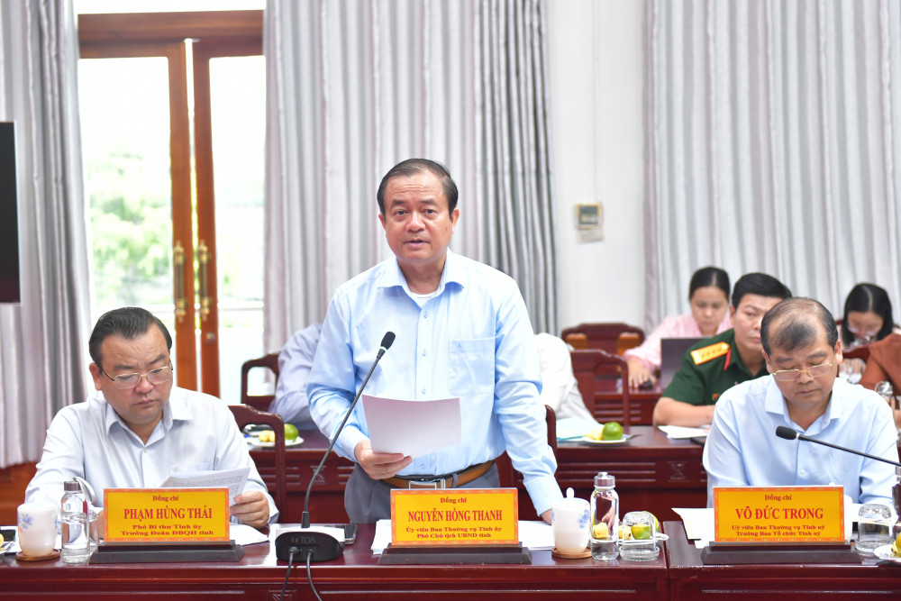 Ủy viên Ban Thường vụ Tỉnh ủy, Phó Chủ tịch UBND tỉnh Nguyễn Hồng Thanh báo cáo làm rõ một số đề xuất kiến nghị tại buổi làm việc