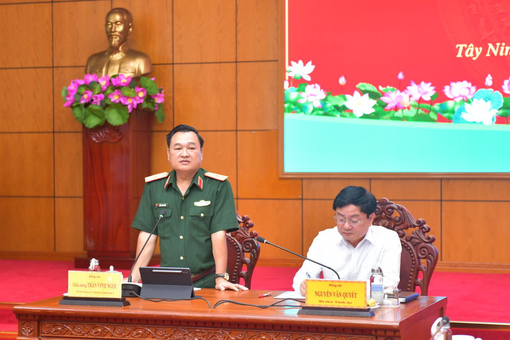 Thiếu tướng Trần Vinh Ngọc - Bí thư Đảng ủy, Chính ủy Quân khu 7 phát biểu tại buổi làm việc