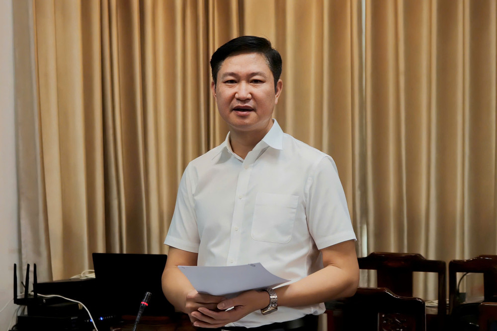 Quyền Giám đốc Ngân hàng Chính sách xã hội Chi nhánh tỉnh Tây Ninh Đào Anh Tuấn báo cáo kết quả hoạt động 9 tháng năm 2025 tại phiên họp