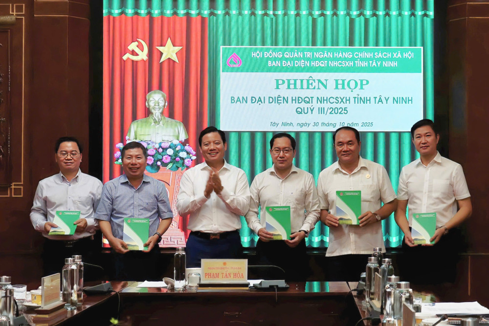 Phó Chủ tịch UBND tỉnh, Trưởng ban đại diện Hội đồng quản trị Ngân hàng Chính sách xã hội tỉnh Phạm Tấn Hòa trao khen thưởng cho các tập thể và cá nhân có nhiều thành tích đóng góp trong hoạt động tín dụng chính sách xã hội quí III/2025