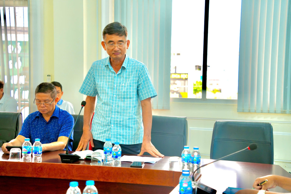 Đại diện Khu công nghiệp Phúc Long báo cáo tại cuộc họp