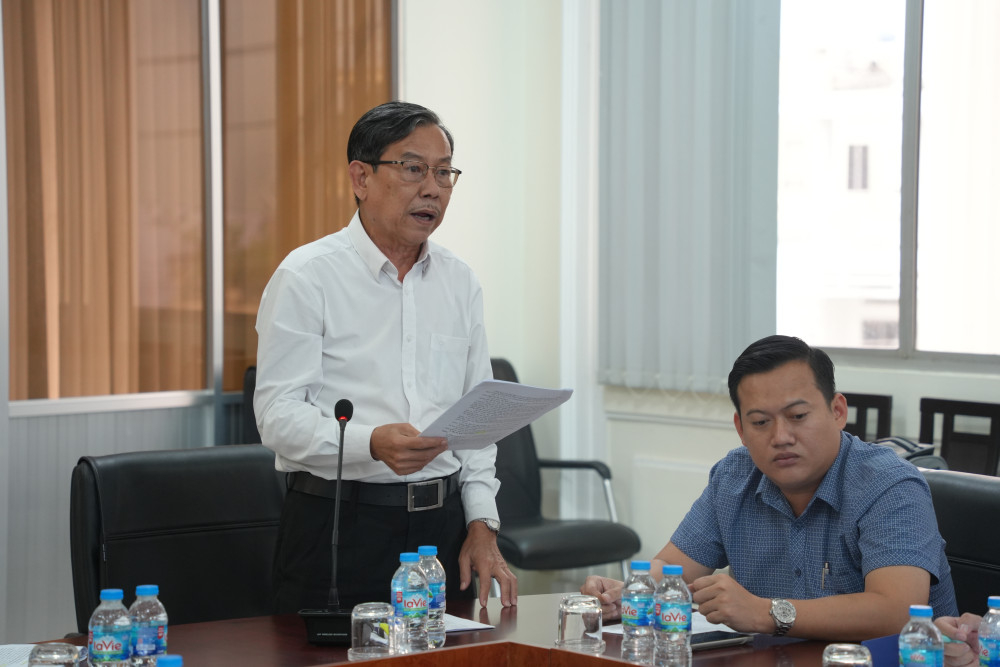 Đại diện Trung tâm Phát triển quỹ đất tỉnh phát biểu tại cuộc họp