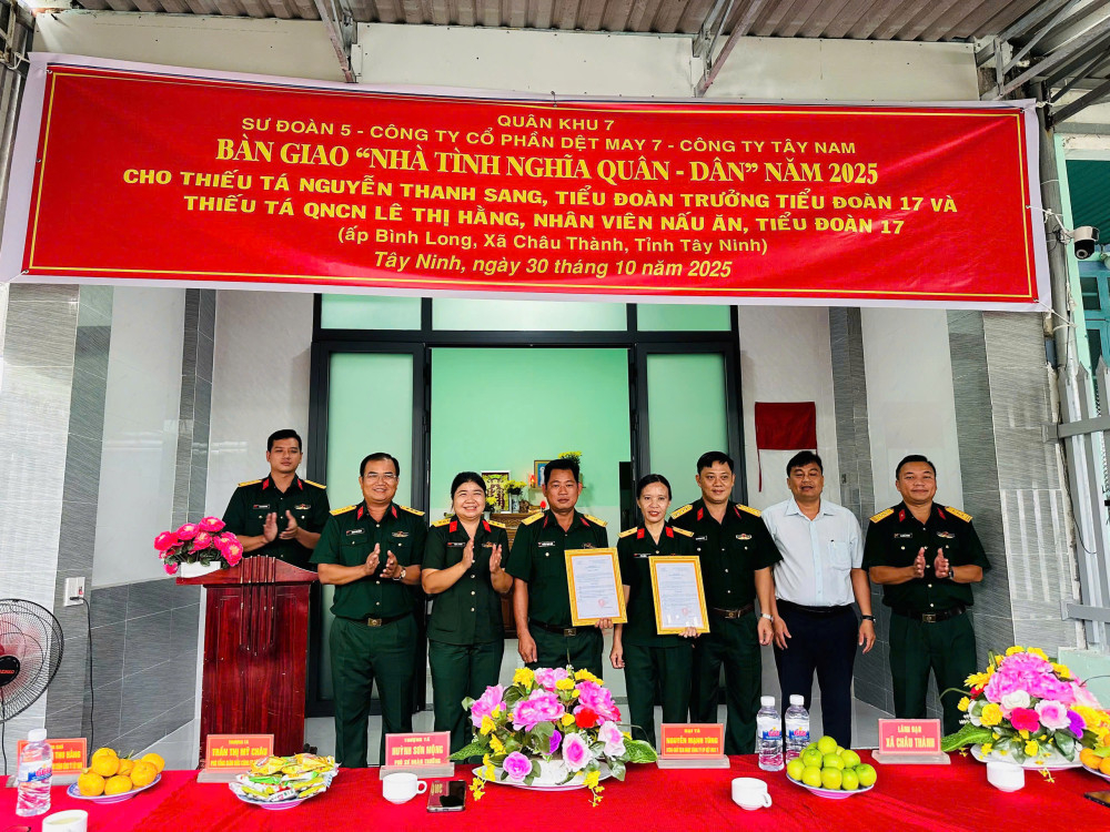 Đại diện Sư đoàn 5 trao quyết định bàn giao nhà cho hai quân nhân