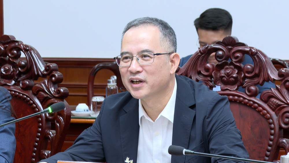 Phó Cục trưởng Cục Thương mại thành phố Thâm Quyến, tỉnh Quảng Đông Trì Vệ Quốc phát biểu tại buổi làm việc