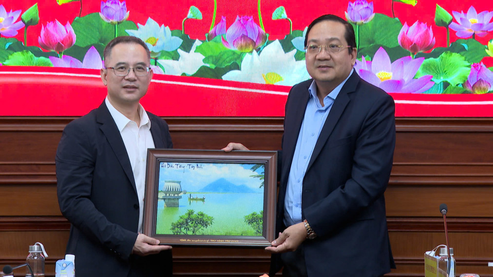 Ủy viên Ban Thường vụ Tỉnh ủy, Phó Chủ tịch UBND tỉnh Nguyễn Minh Lâm tặng quà lưu niệm Đoàn công tác tỉnh Quảng Đông (Trung Quốc)