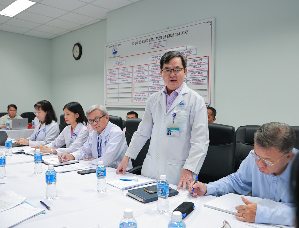 Giám đốc Bệnh viện Đa khoa Tây Ninh Phan Thanh Tâm báo cáo những khó khăn, vướng mắc về tình hình cung ứng thuốc, vật tư y tế tại bệnh viện