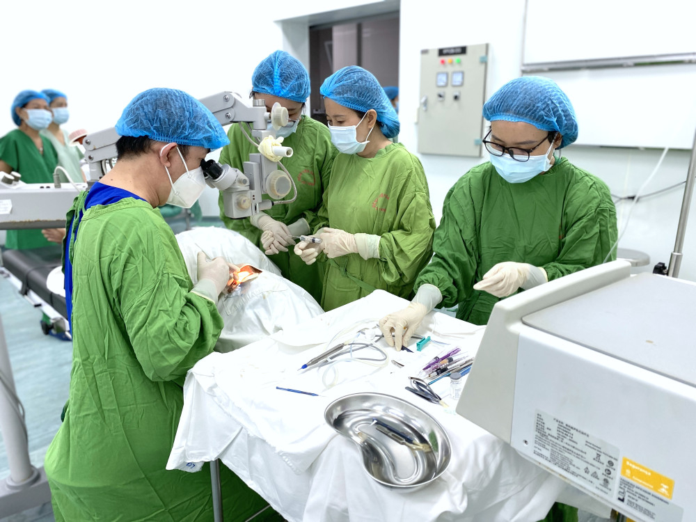 Một ca phẫu thuật mắt tại Bệnh viện Đa khoa Tây Ninh