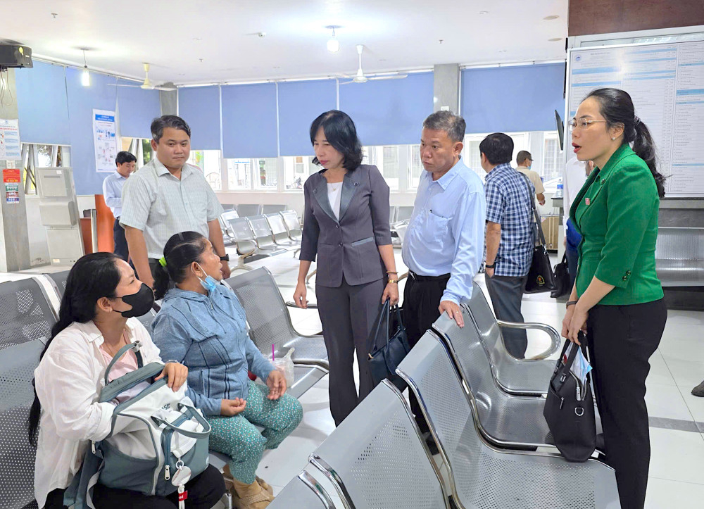 Đoàn khảo sát HĐND tỉnh trao đổi với người dân khám chữa bệnh bảo hiểm y tế tại Bệnh viện Đa khoa Tây Ninh
