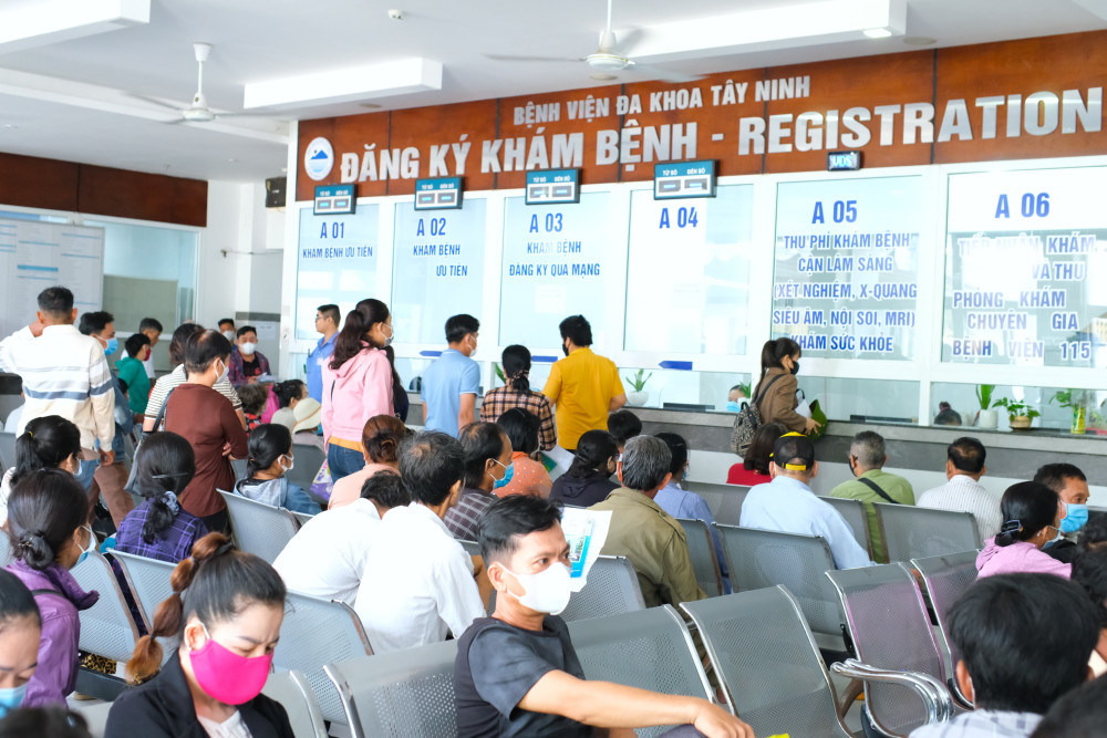 Người dân đăng ký khám chữa bệnh bảo hiểm y tế tại Bệnh viện Đa khoa Tây Ninh