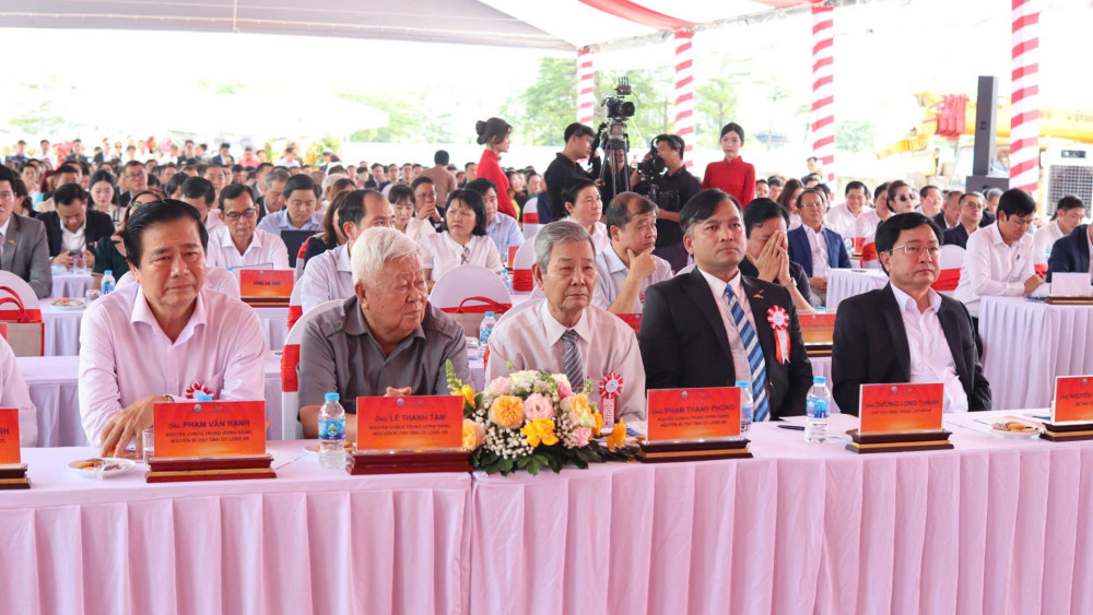 Bí thư Tỉnh ủy Nguyễn Văn Quyết (bìa phải) cùng nguyên lãnh đạo tỉnh qua các thời kỳ tham dự sự kiện