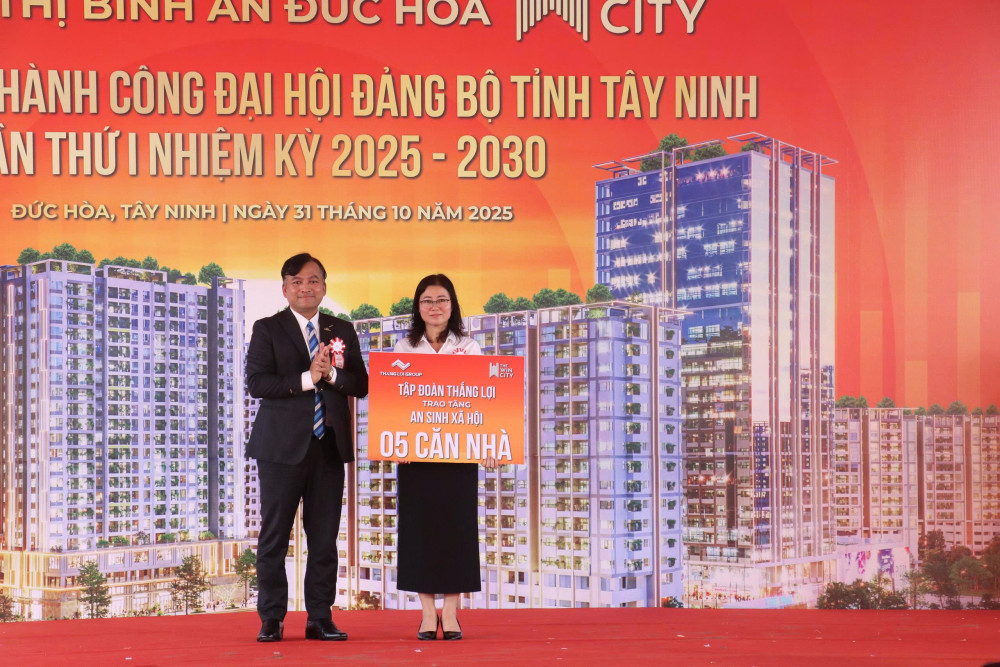 Liên danh chủ đầu tư trao bảng biểu trung tặng 10 căn nhà nhà trị giá 800 triệu đồng cho UBND xã Đức Hòa