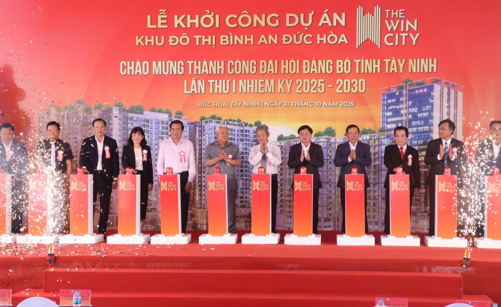 Đại biểu thực hiện nghi thức khởi công dự án Khu đô thị Bình An Đức Hòa - The Win City