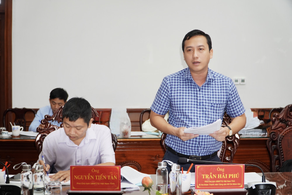 Các đồng chí Ban Thường trực UBMTTQ Việt Nam tỉnh Tây Ninh đóng góp ý kiến