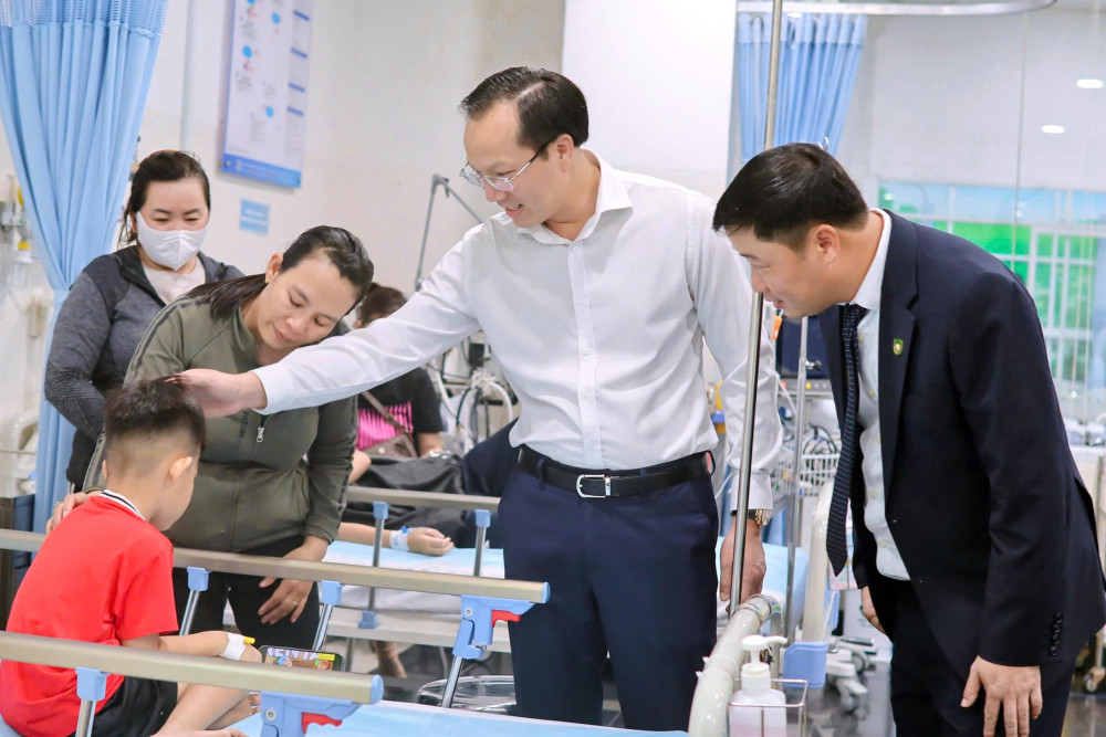 Ủy viên Ban Thường vụ Tỉnh ủy, Phó Chủ tịch UBND tỉnh Tây Ninh Đoàn Trung Kiên thăm bệnh nhân tại Bệnh viện Đại học Y Tân Tạo