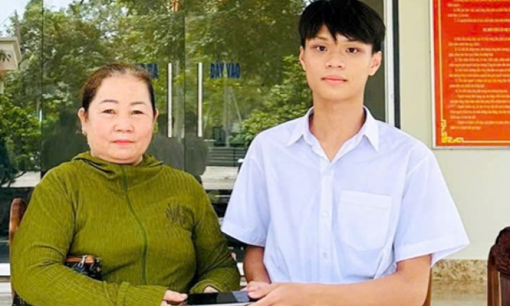 Nhặt được tài sản đánh rơi, học sinh lớp 12 báo Công an nhờ tìm chủ sở hữu