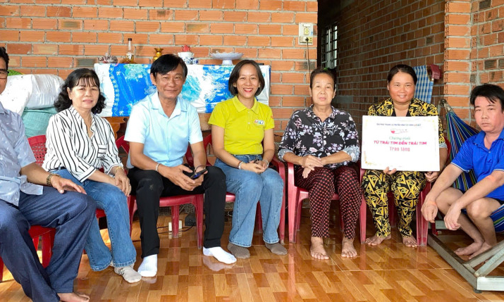 Chương trình Từ trái tim đến trái tim: Trao tiền hỗ trợ cho anh Nguyễn Văn Dự
