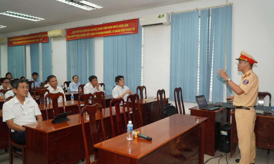 Nâng cao kỹ năng tham gia giao thông an toàn cho nhân viên điện lực