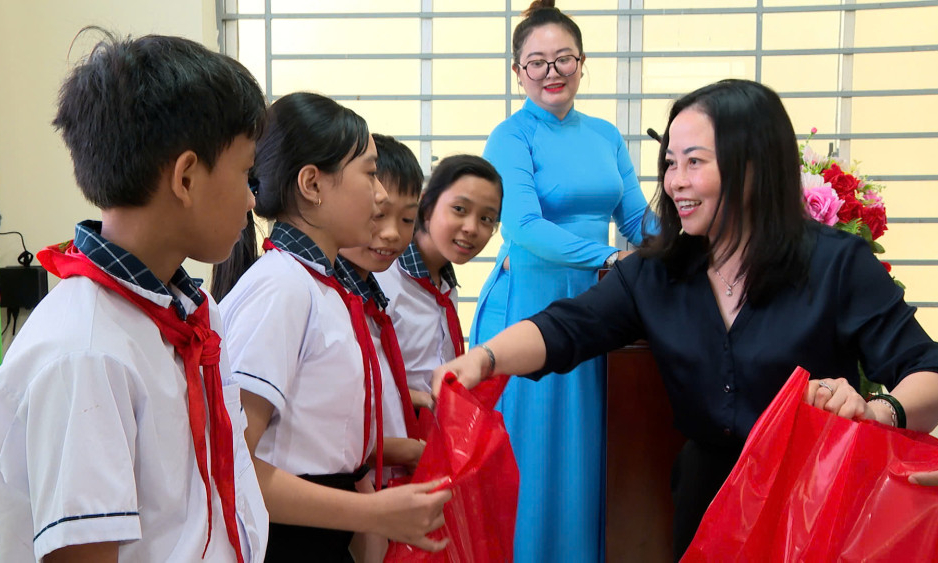 Lãnh đạo tỉnh trao quà Trung thu cho trẻ em tại xã Tuyên Bình, Khánh Hưng