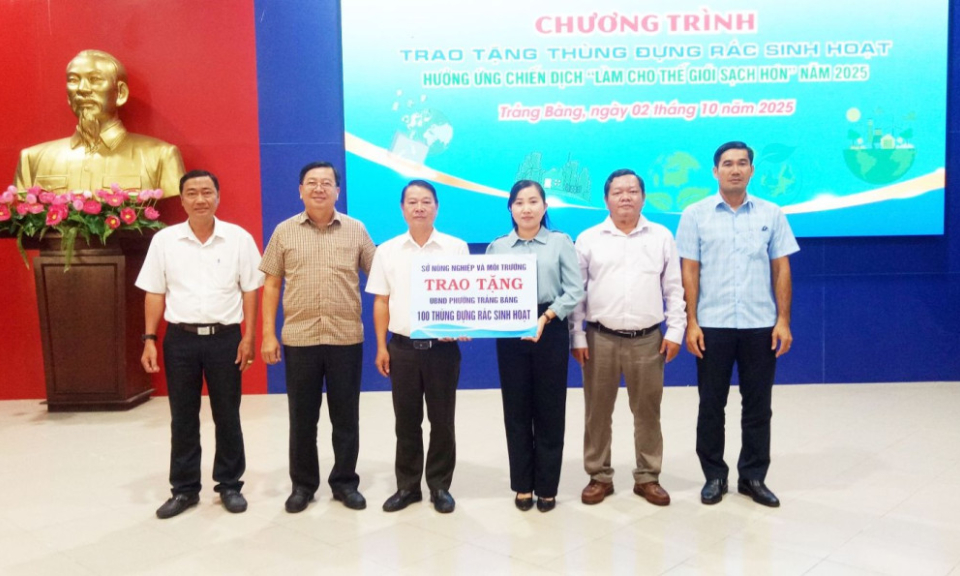 Sở Nông nghiệp và Môi trường trao tặng 100 thùng đựng rác sinh hoạt tại phường Trảng Bàng