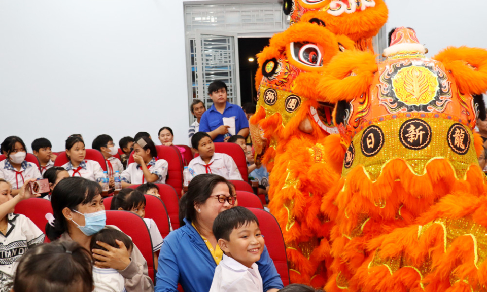 Liên đoàn Lao động tỉnh: Tặng 250 phần quà Trung thu cho con em công đoàn viên
