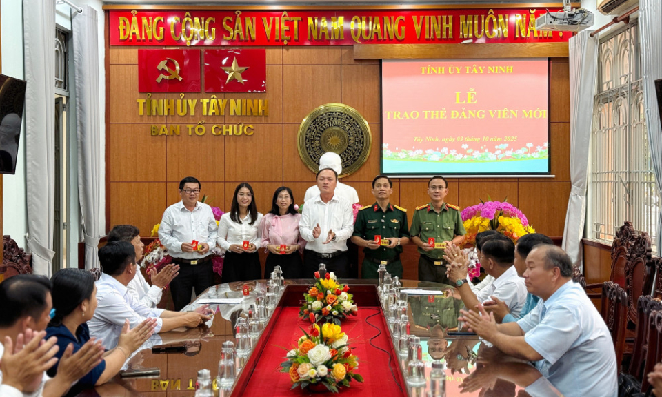 Tây Ninh: Trao thẻ đảng viên gắn chip điện tử cho các đảng bộ trực thuộc