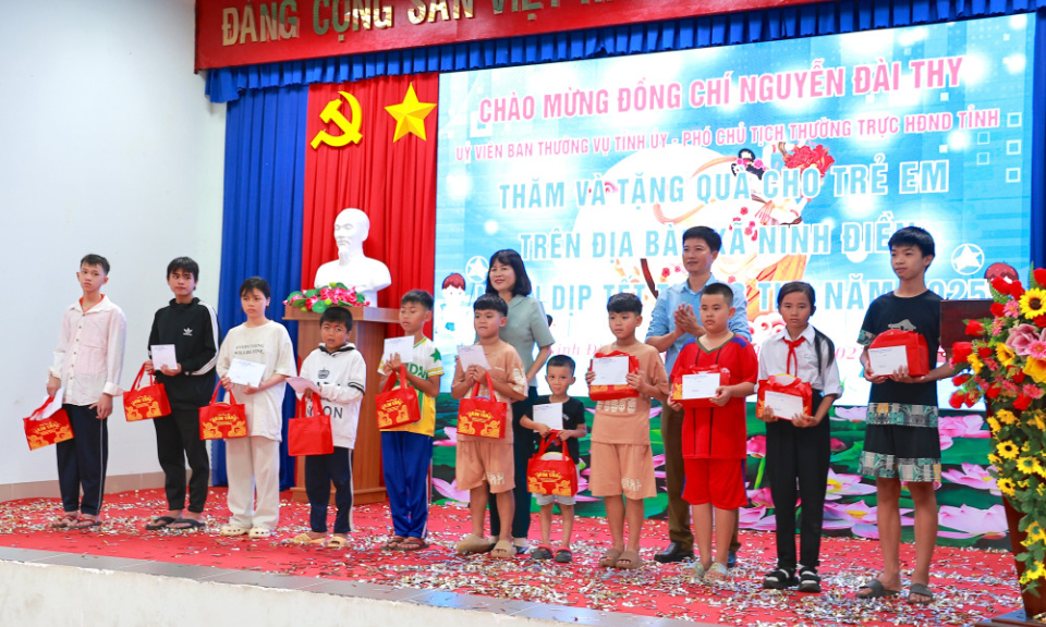 Phó Chủ tịch Thường trực HĐND tỉnh Nguyễn Đài Thy tặng quà Tết Trung thu tại xã Ninh Điền