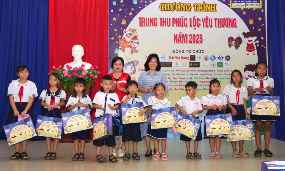 'Trung thu phúc lộc yêu thương' tại xã biên giới Long Chữ