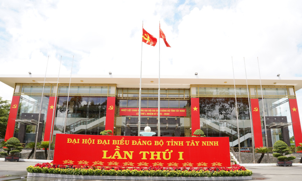Gấp rút hoàn tất trang trí, khánh tiết phục vụ Đại hội đại biểu Đảng bộ tỉnh Tây Ninh lần thứ I, nhiệm kỳ 2025-2030 
