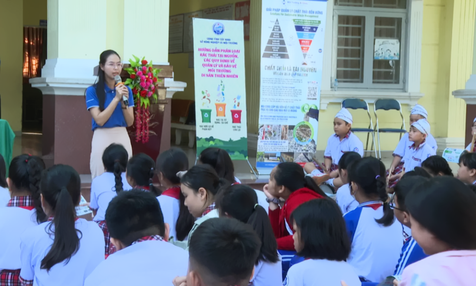 Tập huấn phân loại rác thải tại nguồn cho học sinh