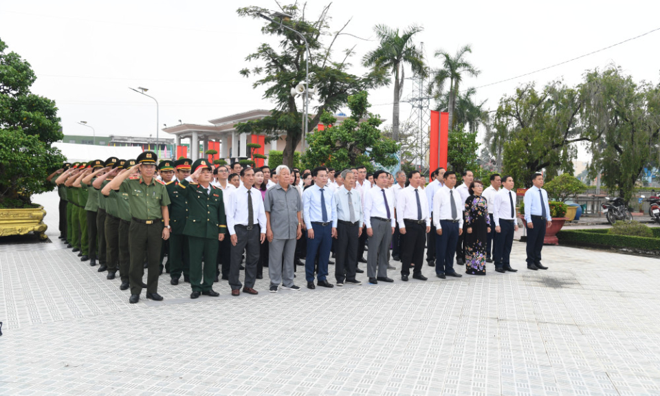 Đoàn đại biểu tỉnh Tây Ninh viếng Nghĩa trang liệt sĩ Long An