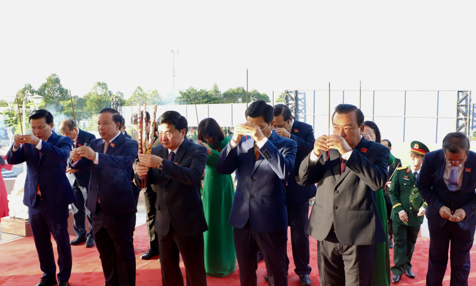 Đoàn đại biểu Tây Ninh viếng Đài tưởng niệm Anh hùng liệt sĩ tỉnh