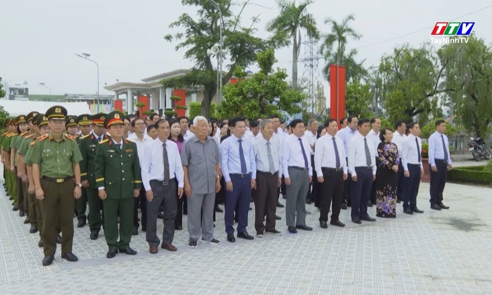 Đoàn đại biểu tỉnh Tây Ninh viếng Nghĩa trang Liệt sĩ Long An