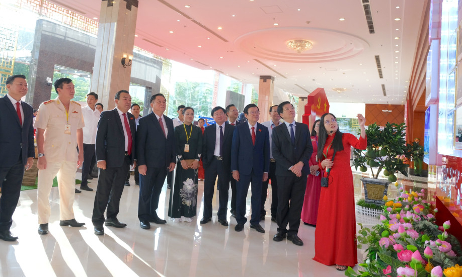 Đoàn đại biểu Trung ương tham quan không gian chuyển đổi số tại Đại hội đại biểu Đảng bộ tỉnh Tây Ninh