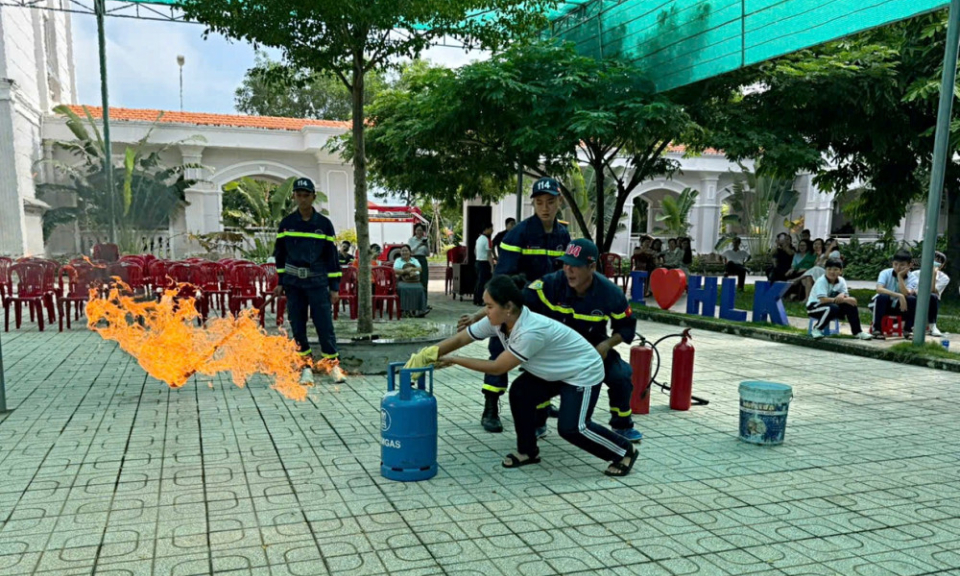 Tuyên truyền, thực hành chữa cháy tại trường học
