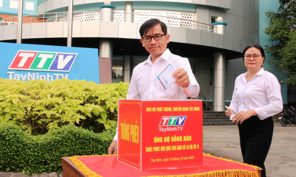 Báo và phát thanh, truyền hình Tây Ninh ủng hộ đồng bào lũ lụt