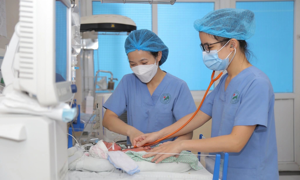 Không cần cấm bác sĩ siêu âm thông báo giới tính thai nhi