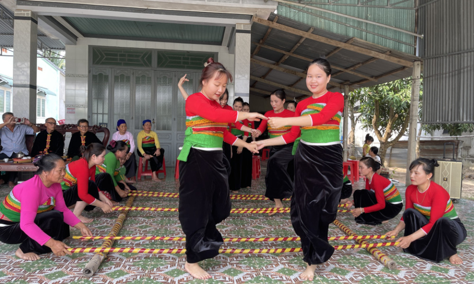 'Tiếp lửa' cho những giá trị văn hóa truyền thống của đồng bào