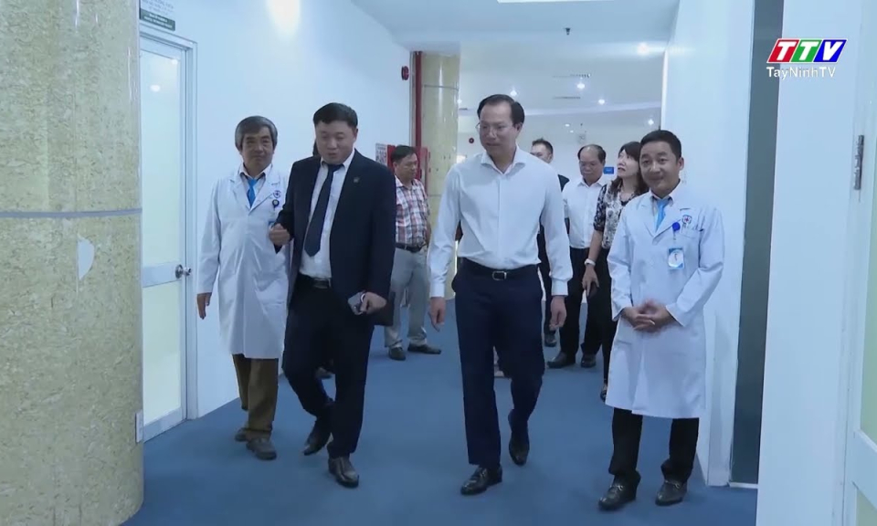 Lãnh đạo UBND tỉnh thăm, làm việc tại Trường Đại học Tân Tạo
