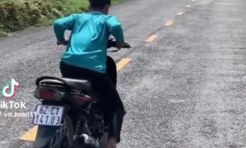 Lập biên bản xử lý thiếu niên 16 tuổi chạy xe máy 'bốc đầu' đăng lên TikTok